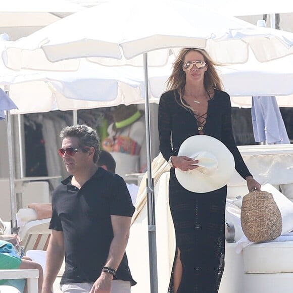 Elle Macpherson, son mari Jeffrey Soffer et ses fils Arpad et Aurelius Busson sortent du restaurant Les Palmiers à Saint-Tropez, le 12 juillet 2015.