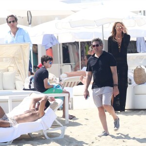 Elle Macpherson, son mari Jeffrey Soffer et ses fils Arpad et Aurelius Busson sortent du restaurant Les Palmiers à Saint-Tropez, le 12 juillet 2015.