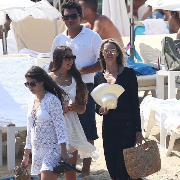 Elle Macpherson, son mari Jeffrey Soffer et ses fils Arpad et Aurelius Busson sortent du restaurant Les Palmiers à Saint-Tropez, le 12 juillet 2015.