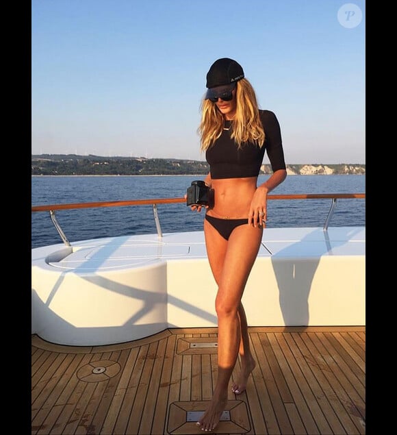 Elle Macpherson en maillot sur un yacht, profite de ses vacances sur la Côte d'Azur. Juillet 2015.