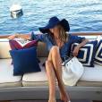 Elle Macpherson, touriste détendue sur un yacht flottant sur la Méditerranée. Juillet 2015.