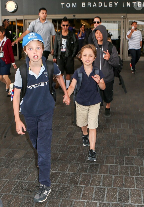 Brad Pitt et Angelina Jolie arrivant en famille à l'aéroport de Los Angeles le 5 juillet 2015 : au premier plan, leurs enfants Shiloh et Knox, Pax derrière eux puis Maddox et sa mère Angelina