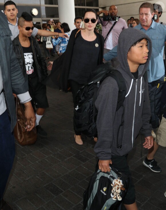 Angelina Jolie avec son fils aîné Maddox et sa fille Vivienne, arrivant en famille à l'aéroport de Los Angeles le 5 juillet 2015