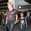 Brad Pitt avec sa fille Zahara, ses enfants Shiloh et Knox derrière lui, arrivant en famille à l'aéroport de Los Angeles le 5 juillet 2015