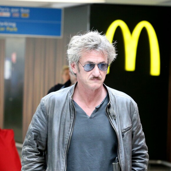 Exclusif - Sean Penn va prendre un avion à l'aéroport de Paris-Charles-de-Gaulle à Roissy, le 13 juillet 2015, après un séjour de 3 jours à Paris.
