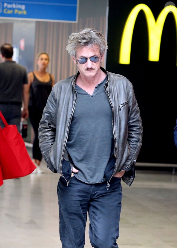 Exclusif - Sean Penn va prendre un avion à l'aéroport de Paris-Charles-de-Gaulle à Roissy, le 13 juillet 2015, après un séjour de 3 jours à Paris.