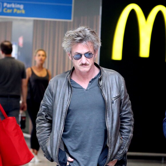 Exclusif - Sean Penn va prendre un avion à l'aéroport de Paris-Charles-de-Gaulle à Roissy, le 13 juillet 2015, après un séjour de 3 jours à Paris.