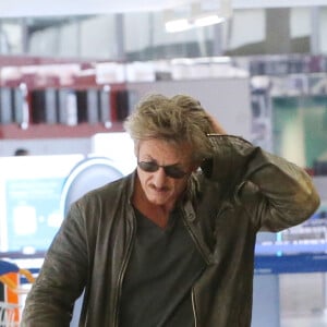 Exclusif - Sean Penn va prendre un avion à l'aéroport de Paris-Charles-de-Gaulle à Roissy, le 13 juillet 2015, après un séjour de 3 jours à Paris.