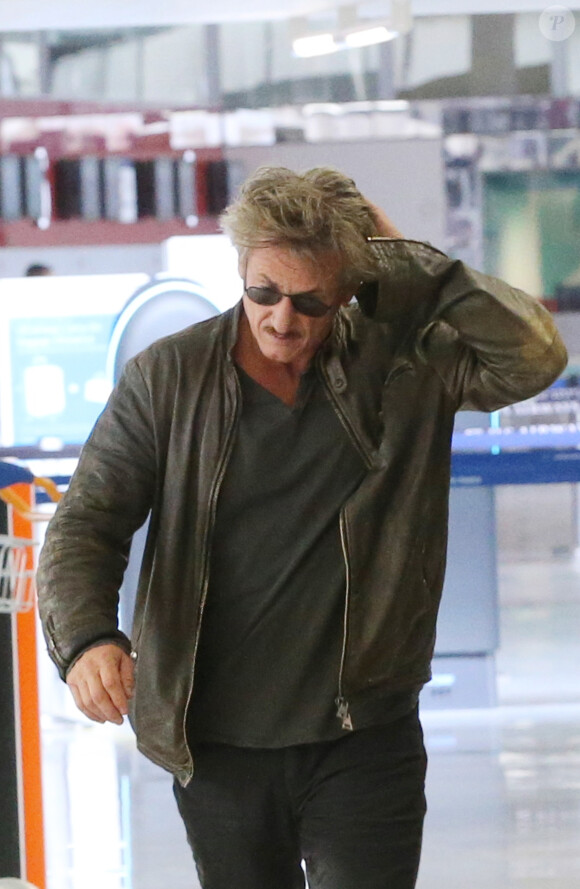 Exclusif - Sean Penn va prendre un avion à l'aéroport de Paris-Charles-de-Gaulle à Roissy, le 13 juillet 2015, après un séjour de 3 jours à Paris.