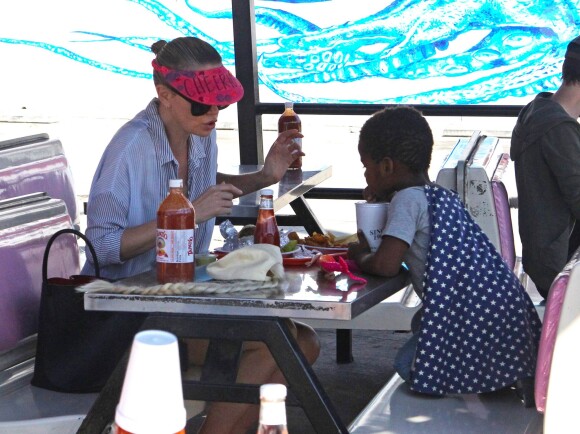 Exclusif - Charlize Theron fait le clown devant son fils Jackson dans un petit restaurant Mexicain à Silverlake, le 10 juillet 2015