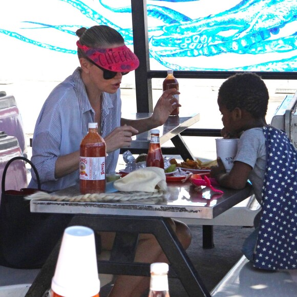 Exclusif - Charlize Theron fait le clown devant son fils Jackson dans un petit restaurant Mexicain à Silverlake, le 10 juillet 2015