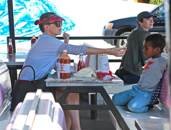 Exclusif - Charlize Theron fait le clown devant son fils Jackson dans un petit restaurant Mexicain à Silverlake, le 10 juillet 2015