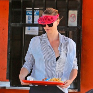 Exclusif - Charlize Theron fait le clown devant son fils Jackson dans un petit restaurant Mexicain à Silverlake, le 10 juillet 2015