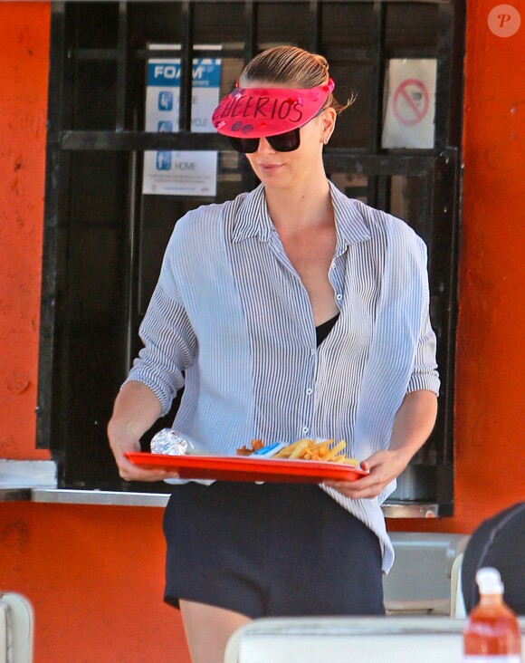 Exclusif - Charlize Theron fait le clown devant son fils Jackson dans un petit restaurant Mexicain à Silverlake, le 10 juillet 2015