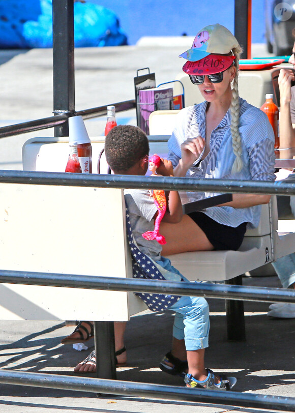 Exclusif - Charlize Theron fait le clown devant son fils Jackson dans un petit restaurant Mexicain à Silverlake, le 10 juillet 2015