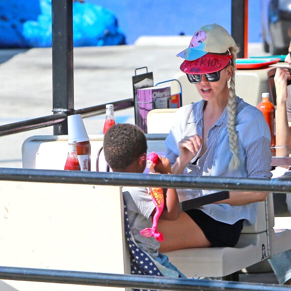 Exclusif - Charlize Theron fait le clown devant son fils Jackson dans un petit restaurant Mexicain à Silverlake, le 10 juillet 2015