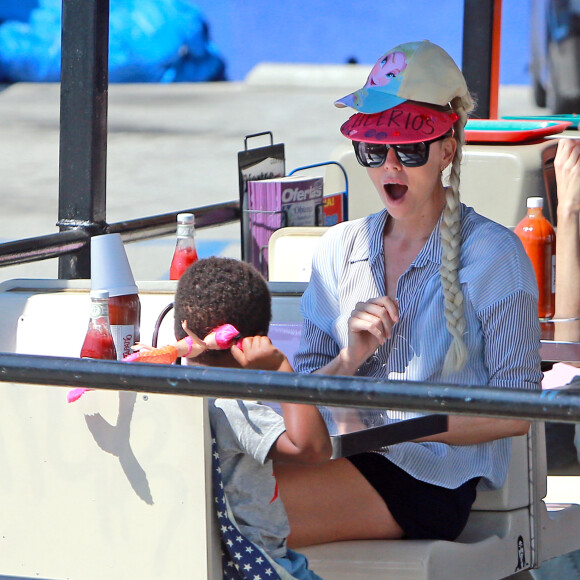 Exclusif - Charlize Theron fait le clown devant son fils Jackson dans un petit restaurant Mexicain à Silverlake, le 10 juillet 2015
