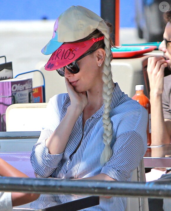 Exclusif - Charlize Theron fait le clown devant son fils Jackson dans un petit restaurant Mexicain à Silverlake, le 10 juillet 2015