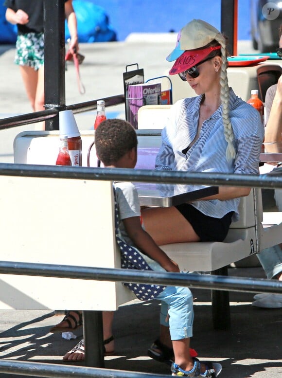 Exclusif - Charlize Theron fait le clown devant son fils Jackson dans un petit restaurant Mexicain à Silverlake, le 10 juillet 2015