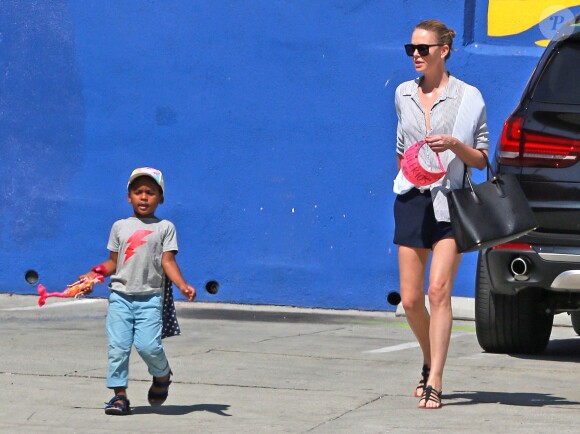 Exclusif - Charlize Theron fait le clown devant son fils Jackson dans un petit restaurant Mexicain à Silverlake, le 10 juillet 2015