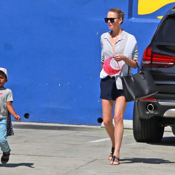 Exclusif - Charlize Theron fait le clown devant son fils Jackson dans un petit restaurant Mexicain à Silverlake, le 10 juillet 2015
