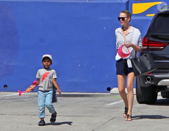 Exclusif - Charlize Theron fait le clown devant son fils Jackson dans un petit restaurant Mexicain à Silverlake, le 10 juillet 2015