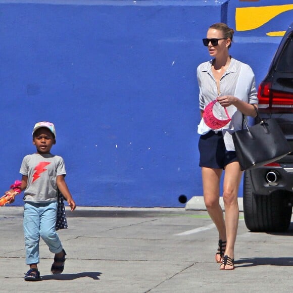 Exclusif - Charlize Theron fait le clown devant son fils Jackson dans un petit restaurant Mexicain à Silverlake, le 10 juillet 2015