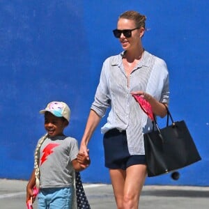 Exclusif - Charlize Theron fait le clown devant son fils Jackson dans un petit restaurant Mexicain à Silverlake, le 10 juillet 2015