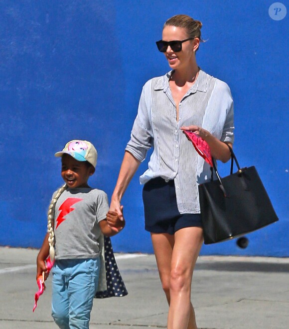 Exclusif - Charlize Theron fait le clown devant son fils Jackson dans un petit restaurant Mexicain à Silverlake, le 10 juillet 2015