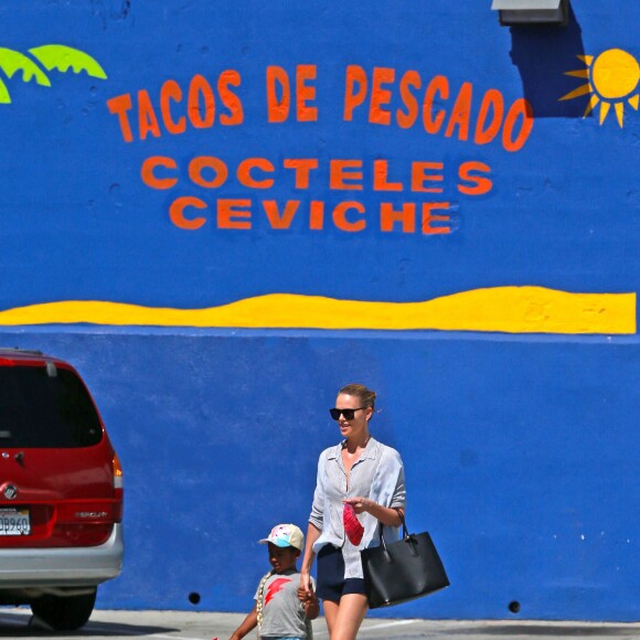 Exclusif - Charlize Theron fait le clown devant son fils Jackson dans un petit restaurant Mexicain à Silverlake, le 10 juillet 2015