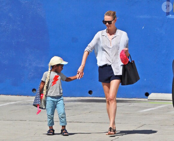 Exclusif - Charlize Theron fait le clown devant son fils Jackson dans un petit restaurant Mexicain à Silverlake, le 10 juillet 2015