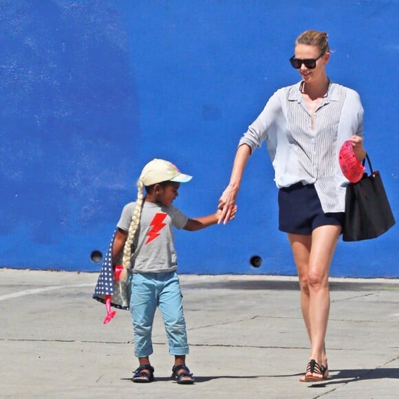 Exclusif - Charlize Theron fait le clown devant son fils Jackson dans un petit restaurant Mexicain à Silverlake, le 10 juillet 2015