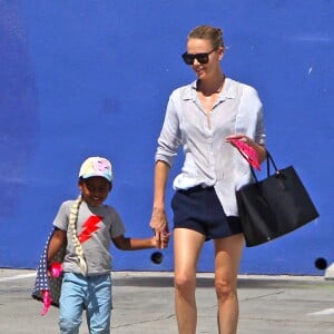 Exclusif - Charlize Theron fait le clown devant son fils Jackson dans un petit restaurant Mexicain à Silverlake, le 10 juillet 2015