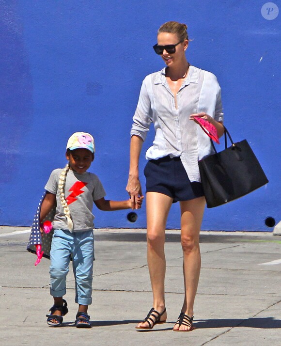 Exclusif - Charlize Theron fait le clown devant son fils Jackson dans un petit restaurant Mexicain à Silverlake, le 10 juillet 2015