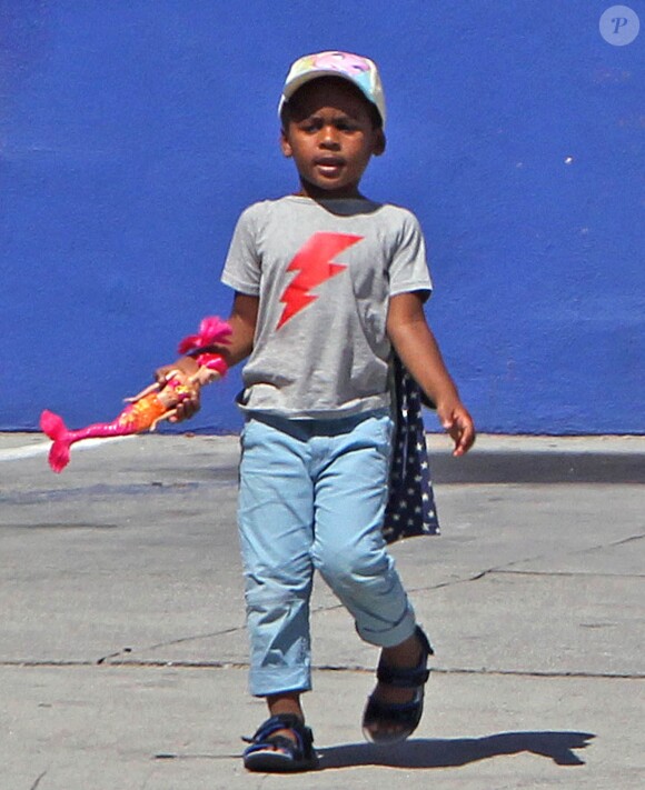 Exclusif - Charlize Theron fait le clown devant son fils Jackson dans un petit restaurant Mexicain à Silverlake, le 10 juillet 2015