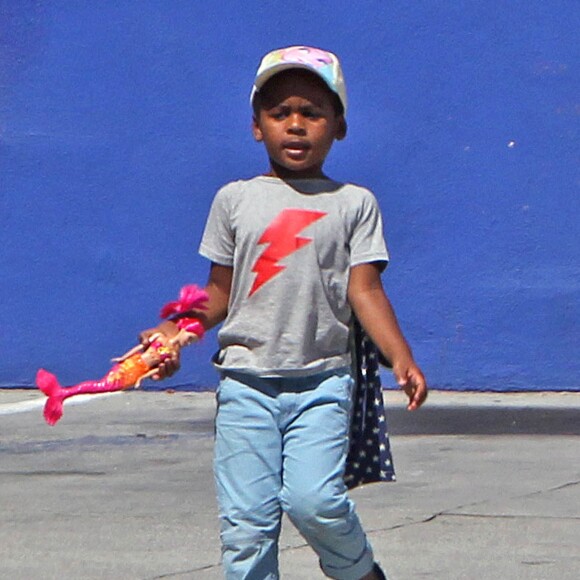 Exclusif - Charlize Theron fait le clown devant son fils Jackson dans un petit restaurant Mexicain à Silverlake, le 10 juillet 2015