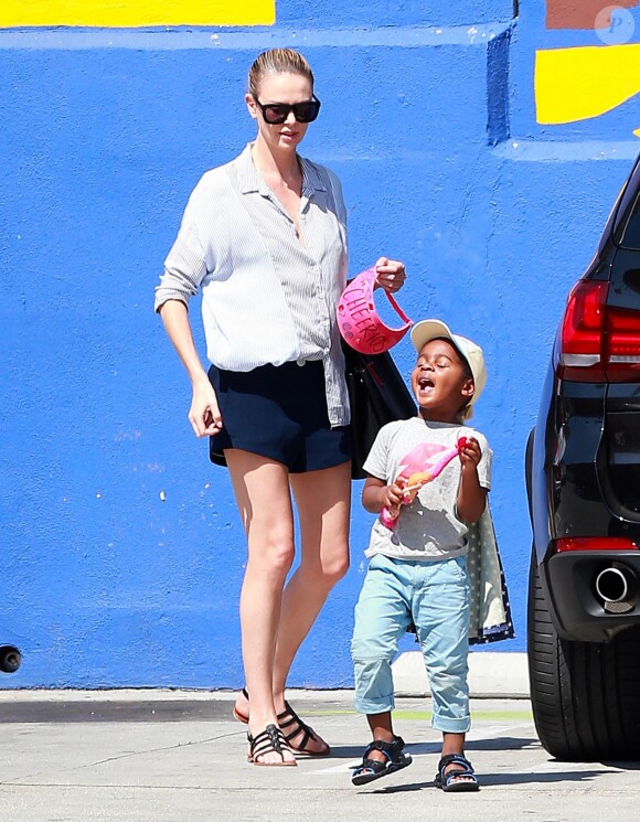 Exclusif - Charlize Theron fait le clown devant son fils Jackson dans un petit restaurant Mexicain à Silverlake, le 10 juillet 2015