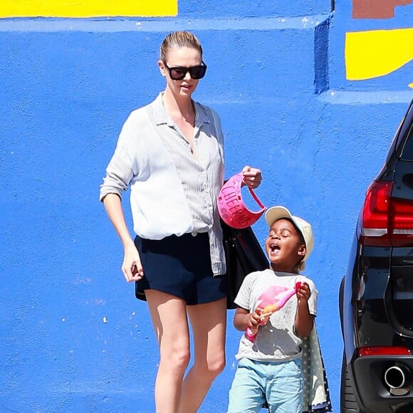 Exclusif - Charlize Theron fait le clown devant son fils Jackson dans un petit restaurant Mexicain à Silverlake, le 10 juillet 2015