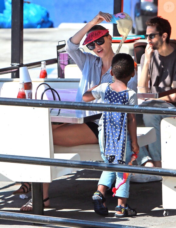 Exclusif - Charlize Theron fait le clown devant son fils Jackson dans un petit restaurant Mexicain à Silverlake, le 10 juillet 2015