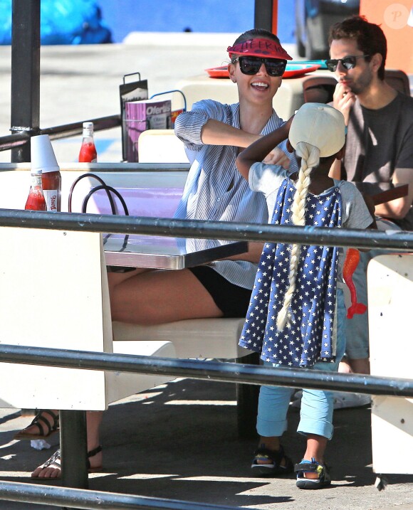 Exclusif - Charlize Theron fait le clown devant son fils Jackson dans un petit restaurant Mexicain à Silverlake, le 10 juillet 2015