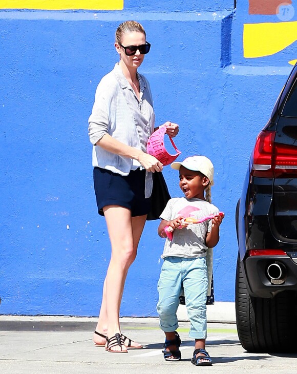 Exclusif - Charlize Theron fait le clown devant son fils Jackson dans un petit restaurant Mexicain à Silverlake, le 10 juillet 2015
