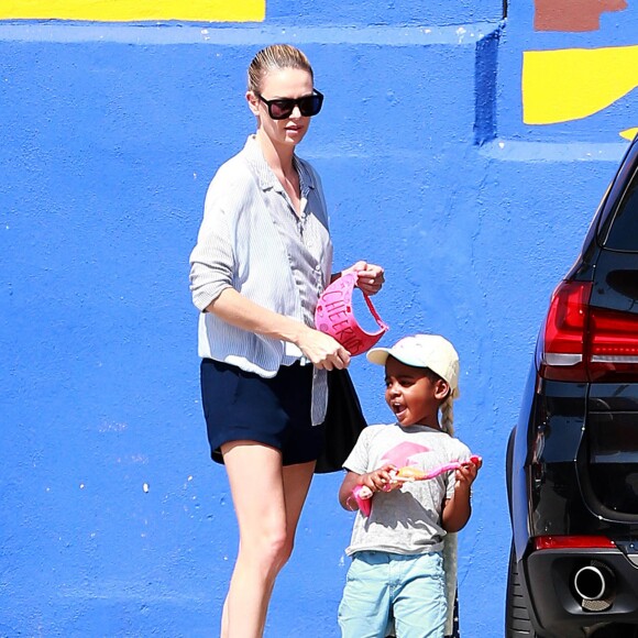 Exclusif - Charlize Theron fait le clown devant son fils Jackson dans un petit restaurant Mexicain à Silverlake, le 10 juillet 2015