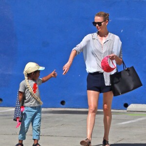 Exclusif - Charlize Theron fait le clown devant son fils Jackson dans un petit restaurant Mexicain à Silverlake, le 10 juillet 2015