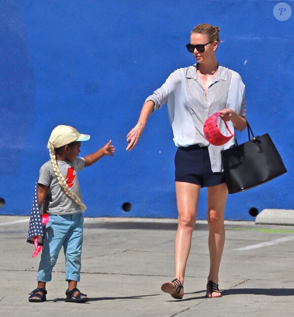Exclusif - Charlize Theron fait le clown devant son fils Jackson dans un petit restaurant Mexicain à Silverlake, le 10 juillet 2015