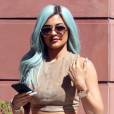 Kylie Jenner, les cheveux bleu turquoise, se promène dans les rues de Beverly Hills, le 10 juillet 2015