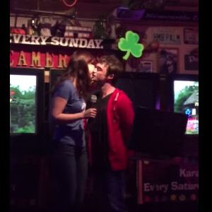 Daniel Radcliffe et sa girlfriend Erin Darke lors d'une soirée karaoké dans un pub californien. (capture d'écran)