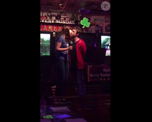 Daniel Radcliffe et sa girlfriend Erin Darke lors d'une soirée karaoké dans un pub californien. (capture d'écran)