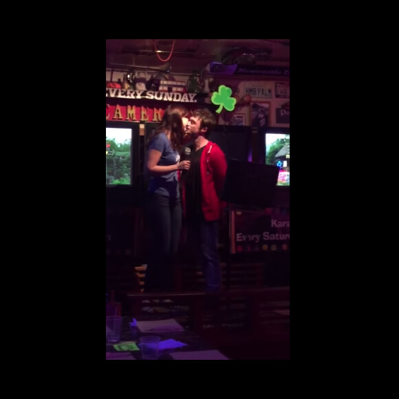 Daniel Radcliffe et sa girlfriend Erin Darke lors d'une soirée karaoké dans un pub californien. (capture d'écran)
