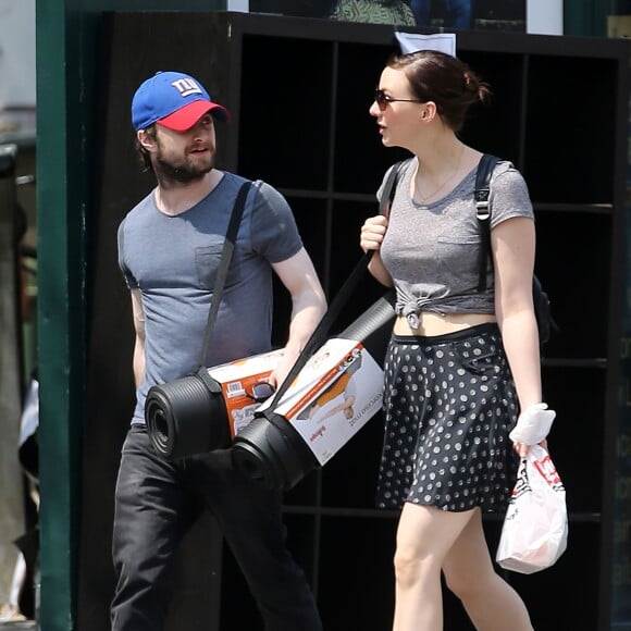 Daniel Radcliffe et sa compagne Erin Darke sont allés acheter des tapis de yoga et d'autres articles dans un magasin de sport Modell Sports à New York, le 2 juillet 2015.