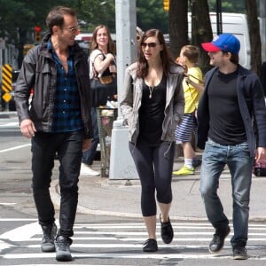 Daniel Radcliffe et sa compagne Erin Darke se promènent avec Will Arnett à New York, le 5 juin 2015. 